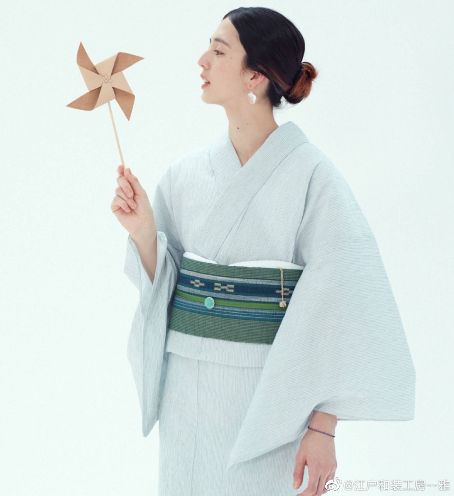 石原里美的高岭之花的宣传照片中的素色和服让人眼前一亮