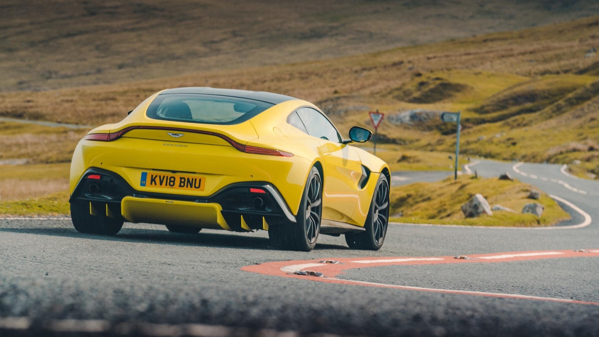 阿斯顿马丁vantage,车屁股能玩一年.