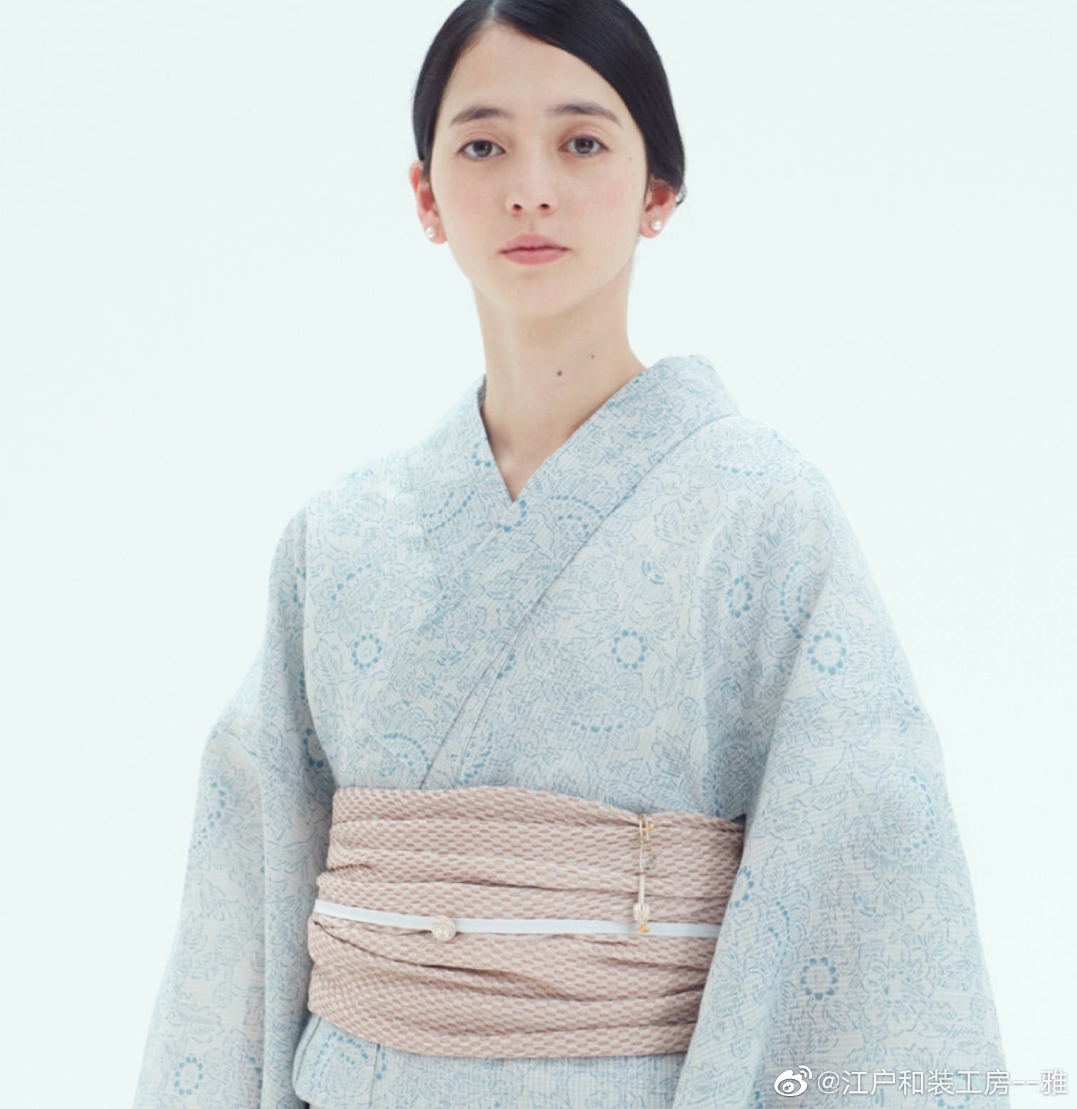 石原里美的高岭之花的宣传照片中的素色和服让人眼前一亮