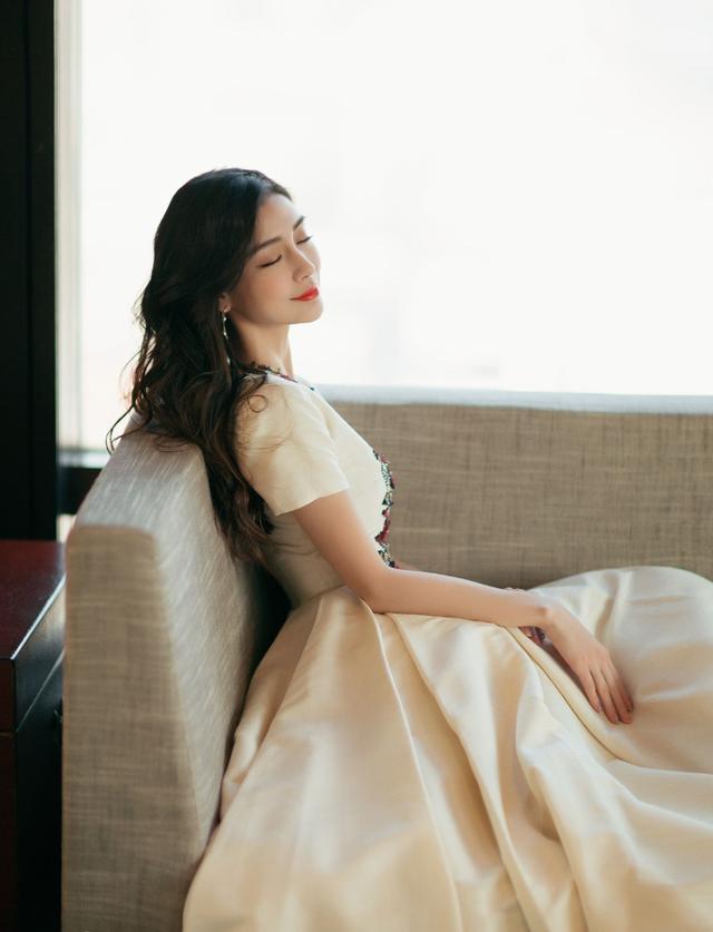 杨颖身材真好,怎么穿都是好气质,一袭白裙美的让人心动