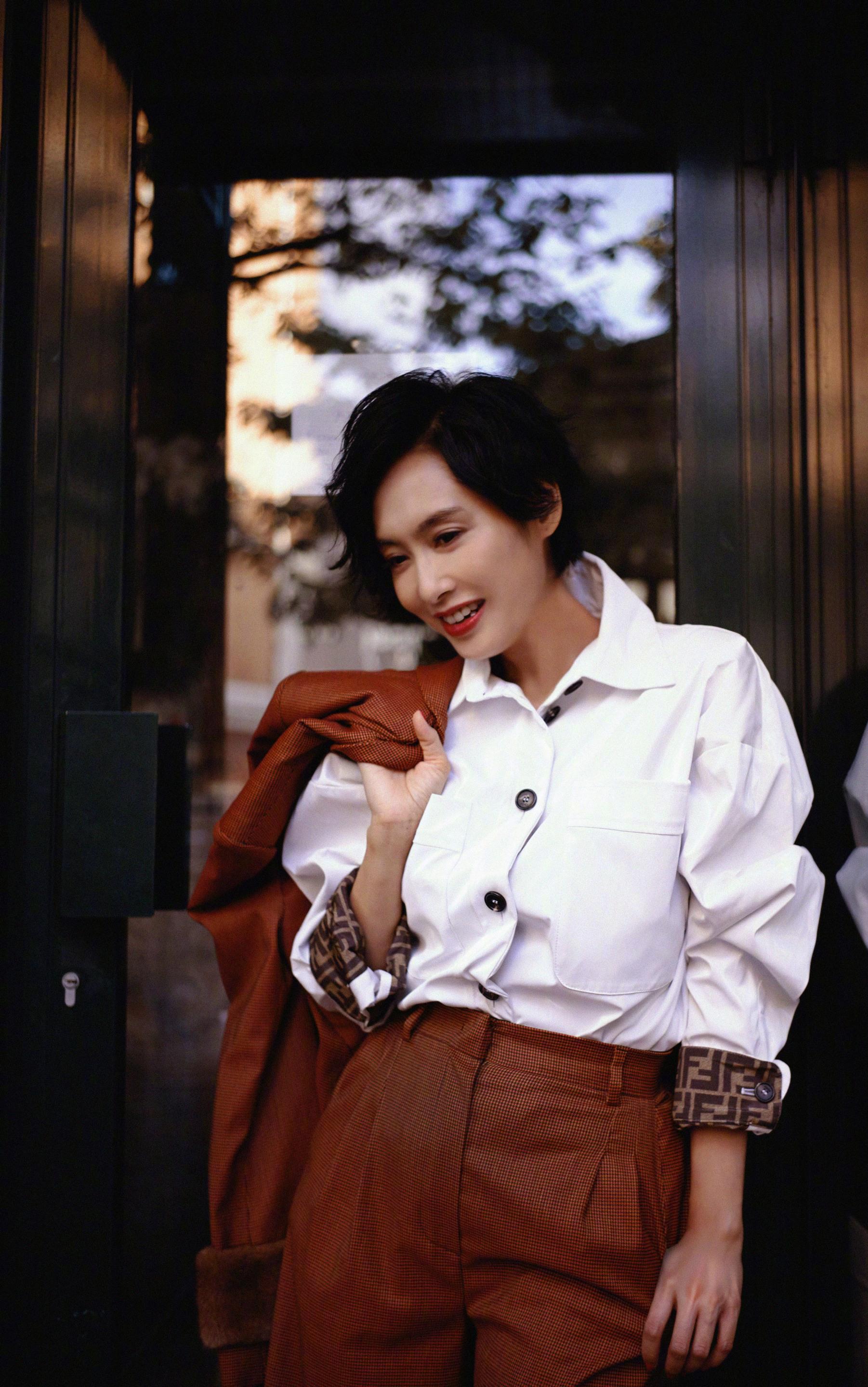 "紫霞仙子"下凡,48岁的朱茵依然细腰翘臀,短发造型气场全开