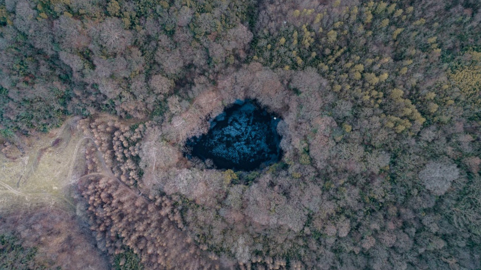 探访全球最大的“天坑群”地质遗迹 被发现时曾惊艳世界_新浪新闻