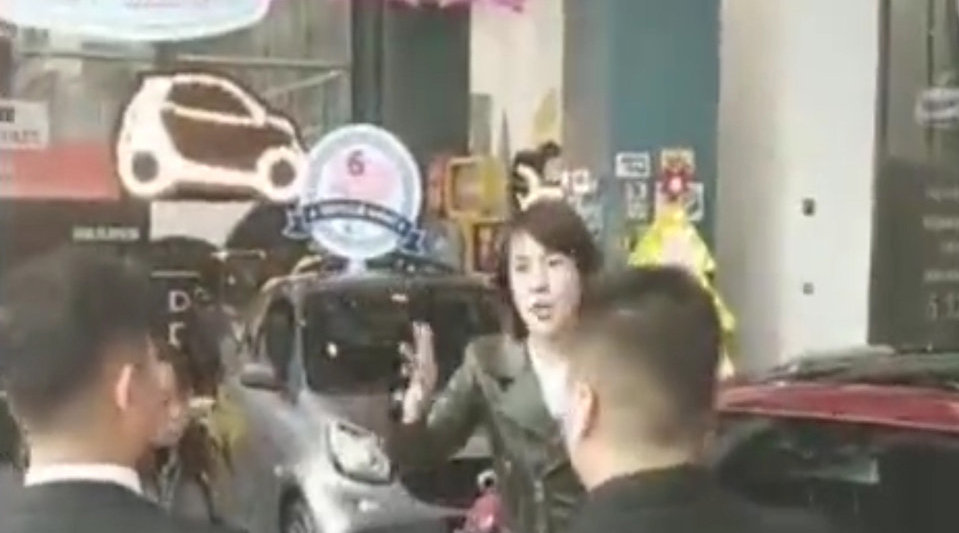 奔驰维权女子哭诉:66万买的车,一公里没开发动