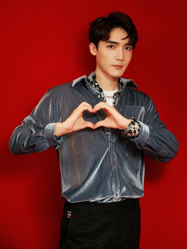 陈情少年跨年造型,穿衬衫大玩男团诱惑,曹煜辰叠穿豹