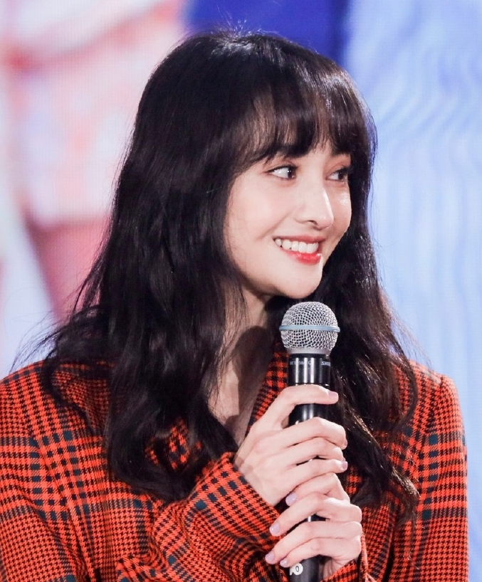 郑爽一如既往美到底穿红色西装好吸睛再现经典漫画腿