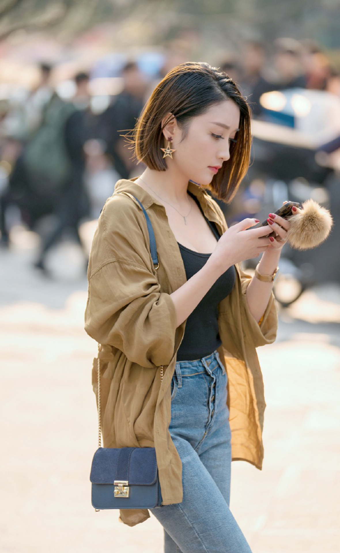 街拍帅气的短发美女大长腿小蛮腰那么的迷人皮肤白皙细嫩