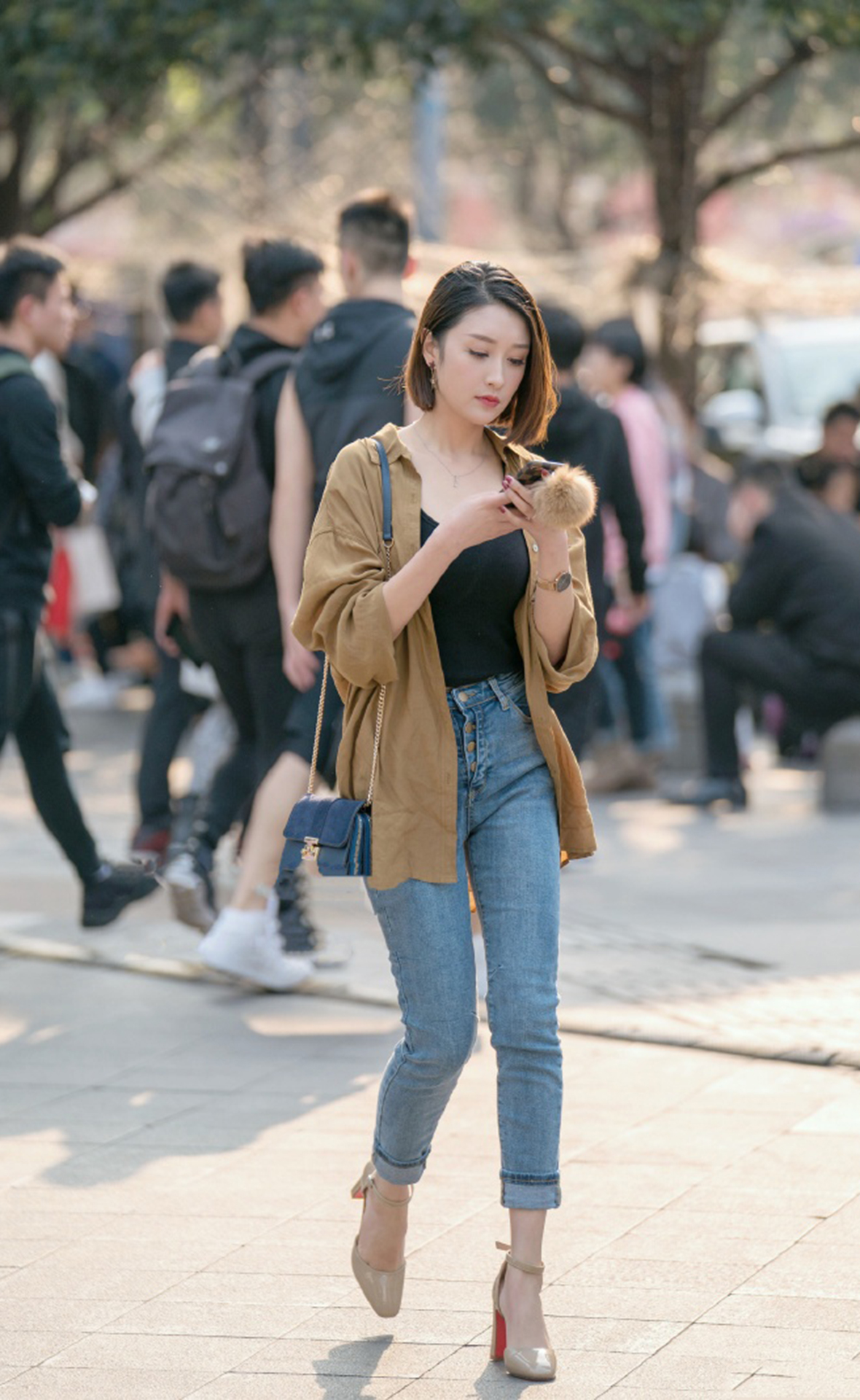 街拍帅气的短发美女大长腿小蛮腰那么的迷人皮肤白皙细嫩