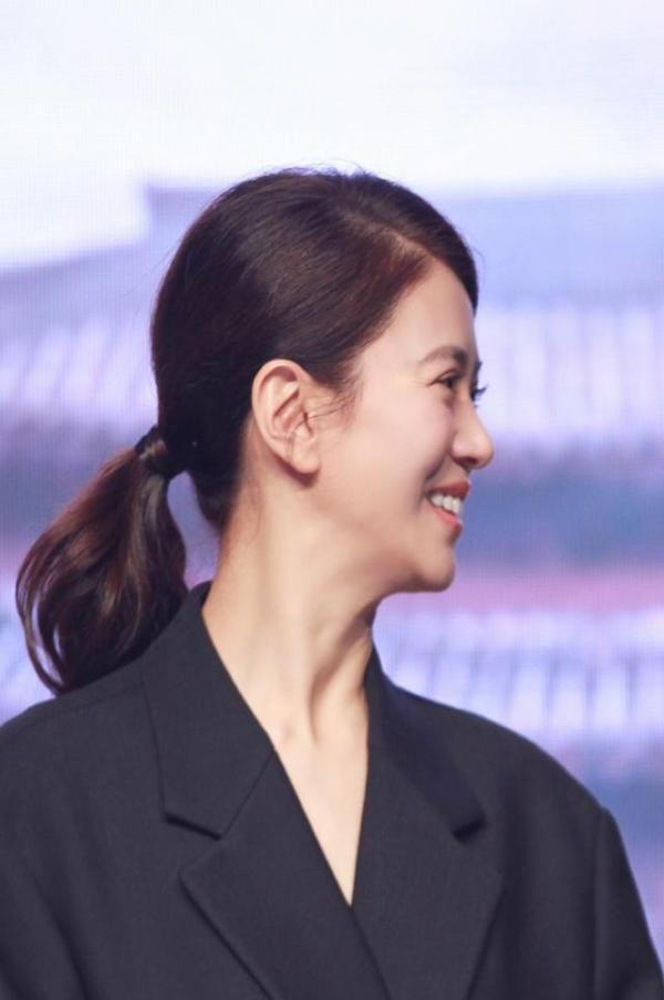 47岁袁咏仪逆生长,一身简单白也能闪耀全场,颜值重回巅峰