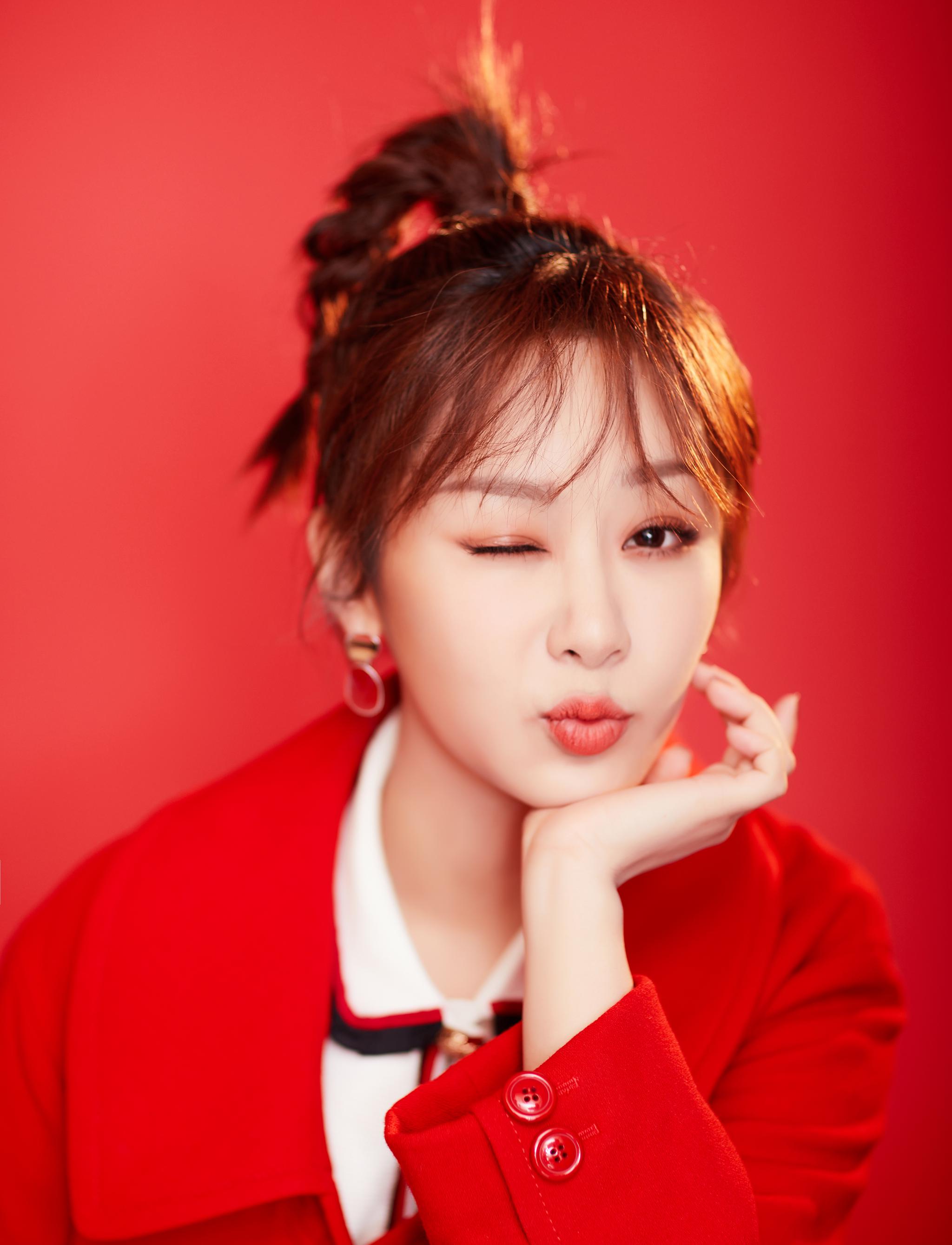 杨紫亮相2019央视春晚一身miumiu红色大衣优雅迷人