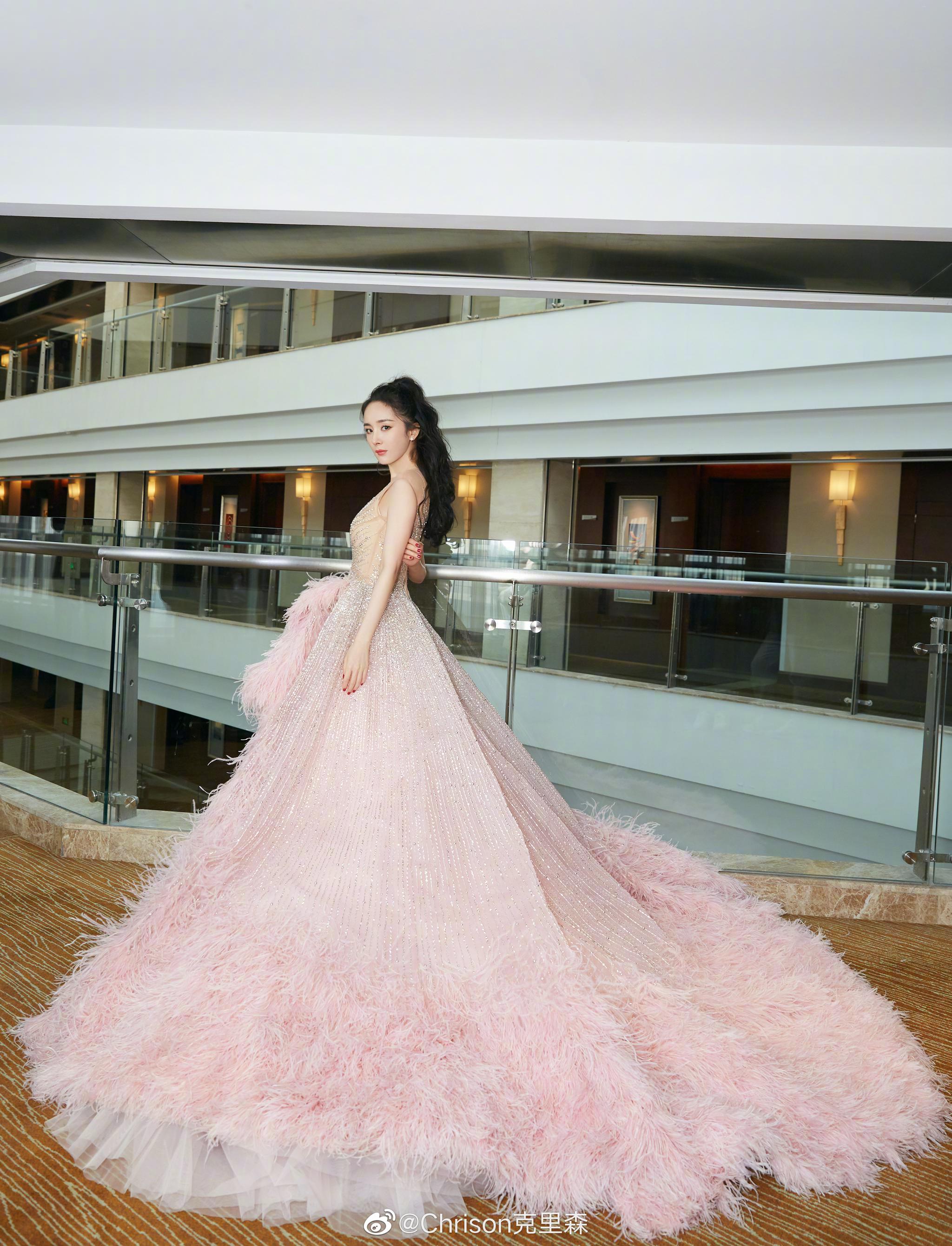 杨幂身穿georges hobeika高定礼服出席星光盛典_高清图集_新浪网