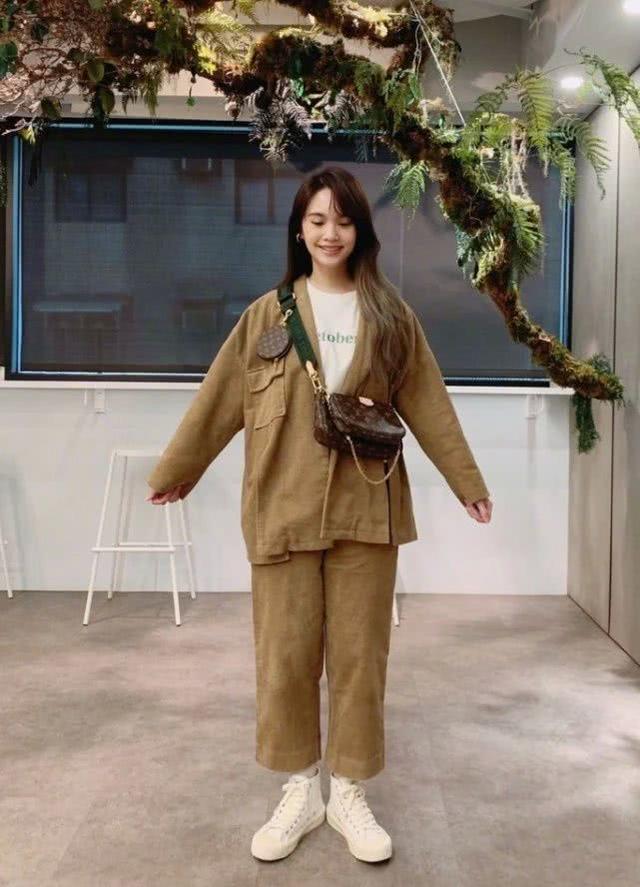 杨丞琳在豪宅晒自拍照,去掉十级美颜滤镜,终于信了她有35岁