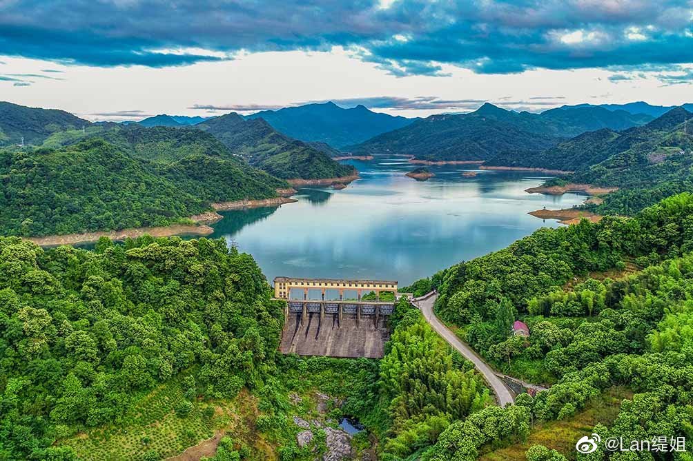 磨子潭水库位于安徽省霍山县,大坝高85米,雄伟壮观