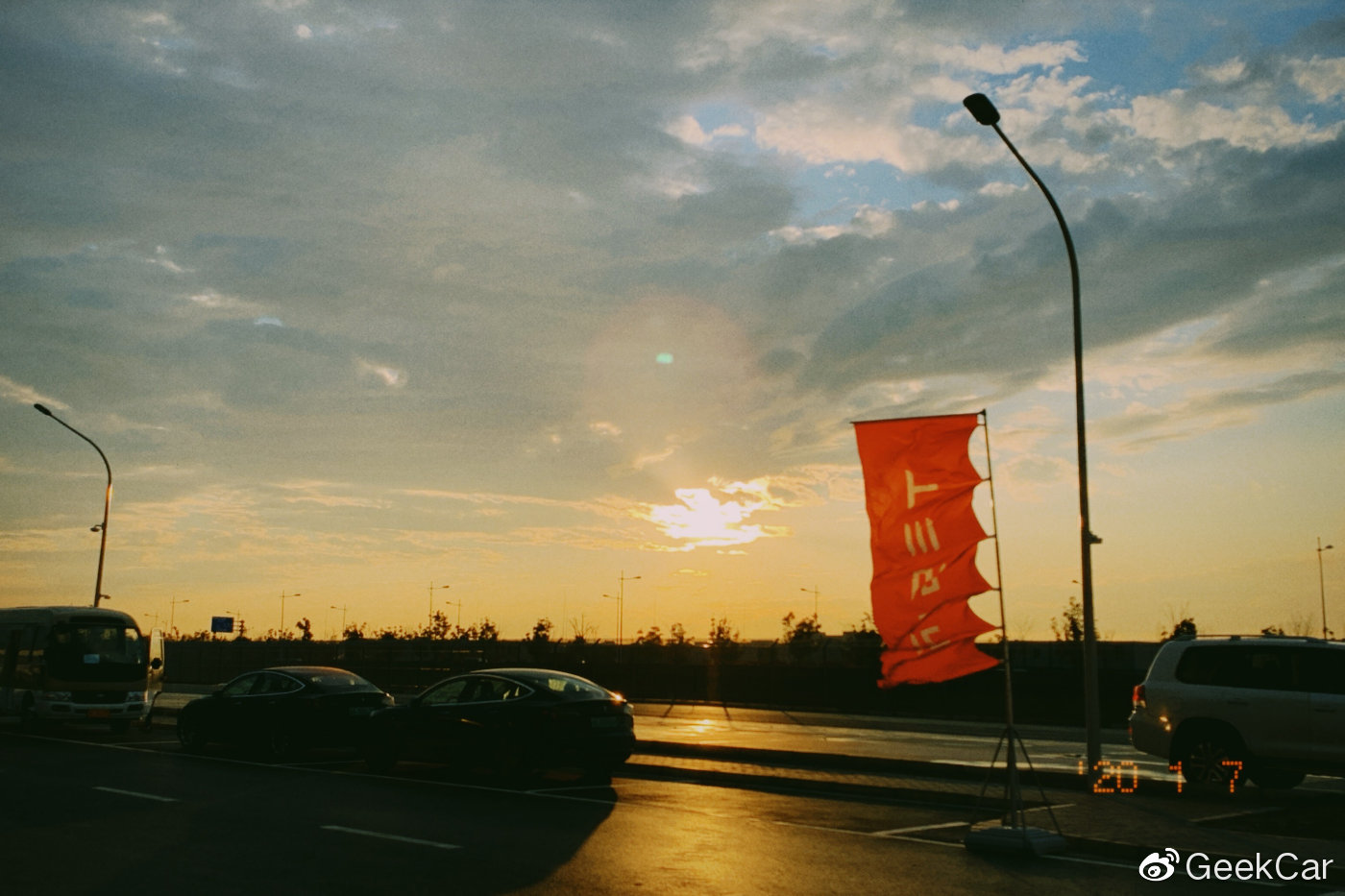 特斯拉的 2020 从马斯克「尬舞」开始