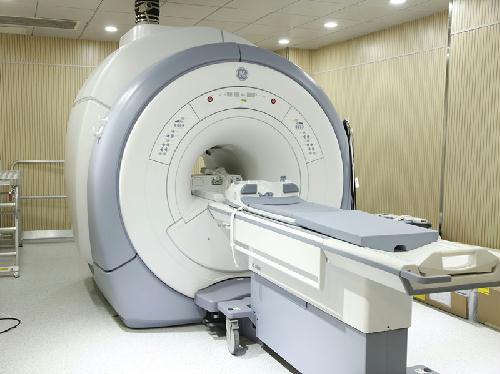 比较起来,ct基本没有什么感觉,核磁共振觉得时间太长,声音有一点呕哑