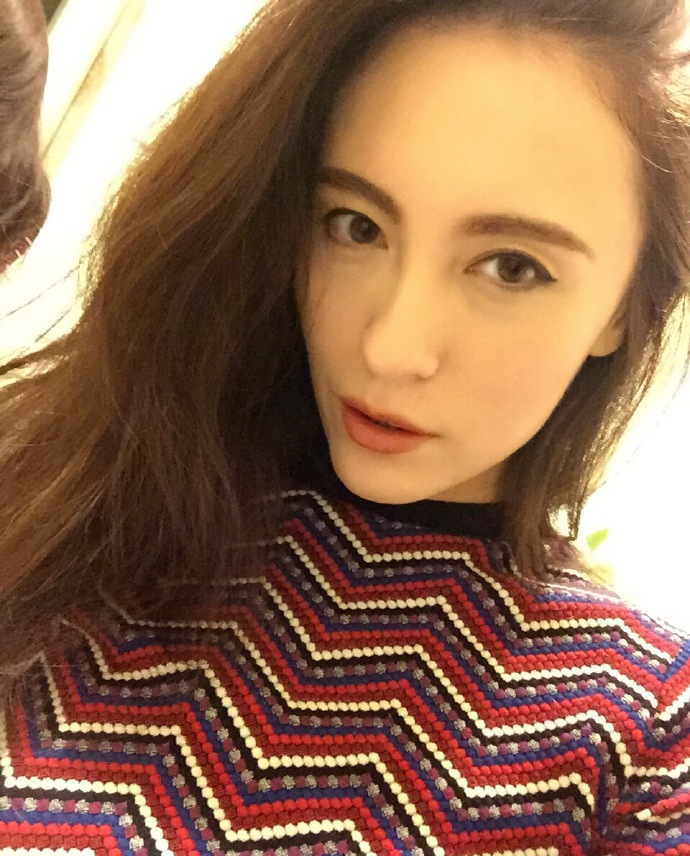 巴特尔大女儿迪菲美照:身材傲人颜值高,31岁婚姻不明!