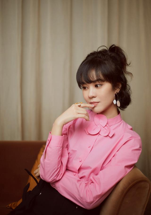 歌手郁可唯时尚造型,一身粉嫩丸子头,娇俏可爱,元气满满似少女