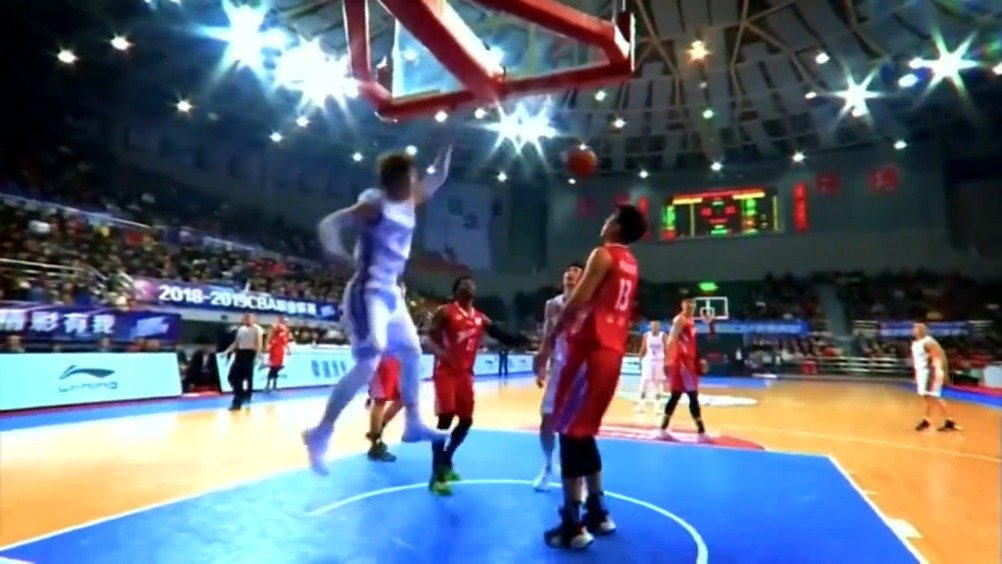 战神刘玉栋为王哲林颁发MVP奖杯