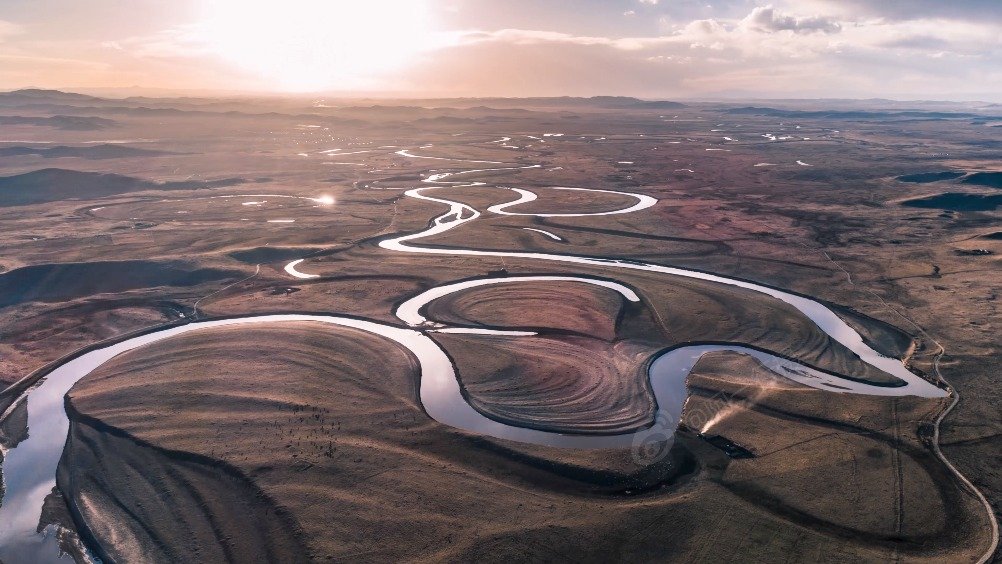 若尔盖是牛轭湖的盛产地.在草原上,河流常常形成弯曲极大的u字形