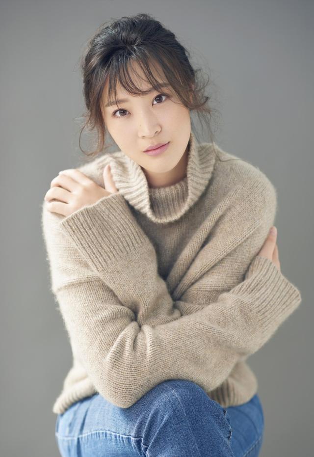 惠若琪暖冬写真,脱下运动装换上毛衣女人味爆棚,这脚也太好看了