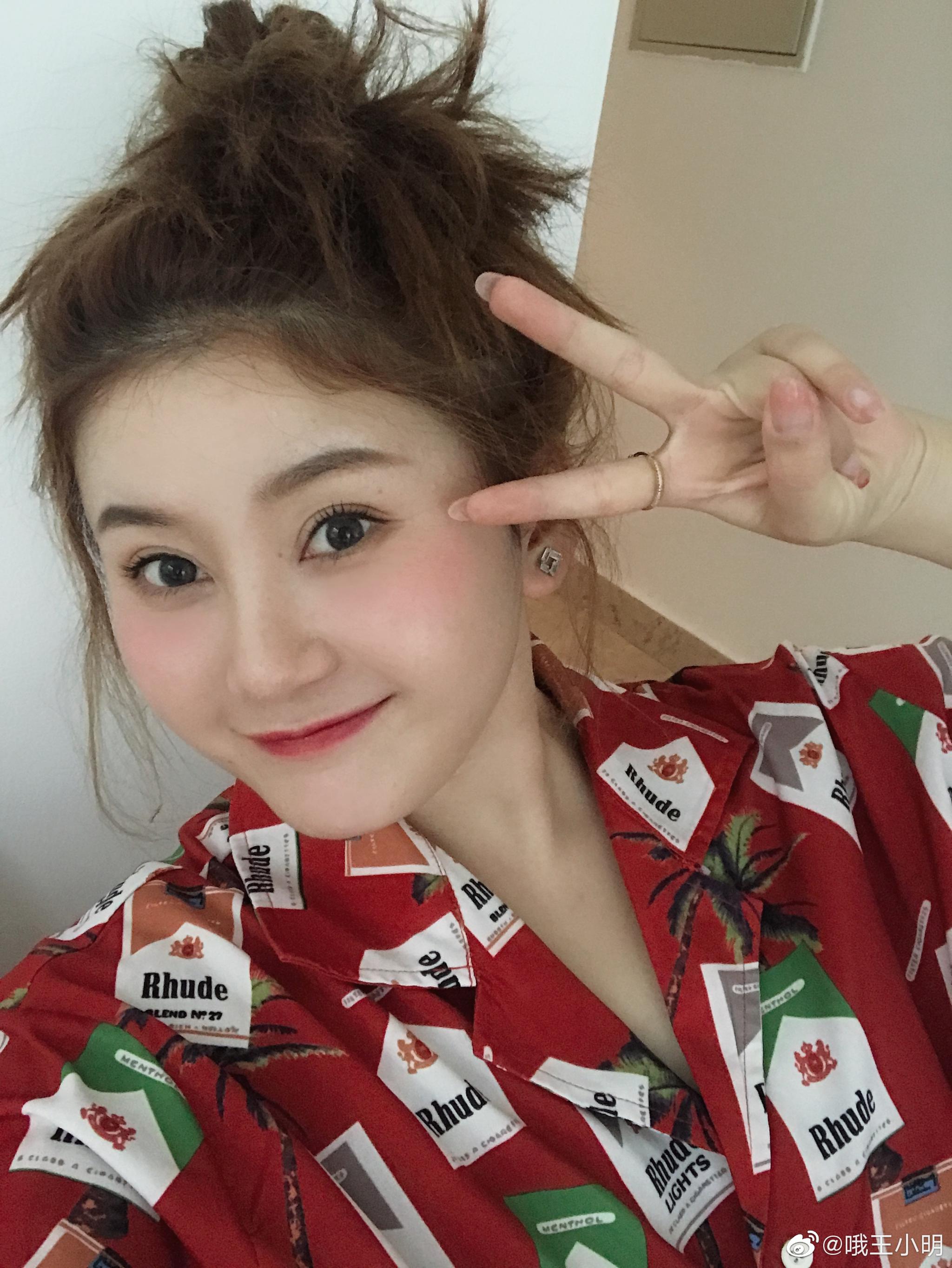 吃月饼了吗姐妹王漂亮来送月饼了想吃啥说吧来