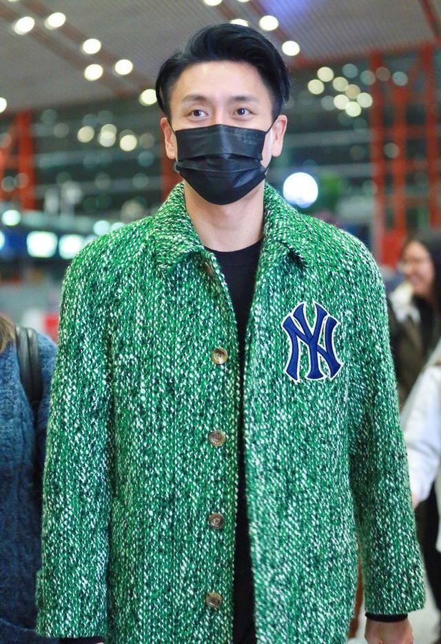 38岁黄宗泽开始放飞自我,绿色大衣穿成焦点,网友:想不看都难