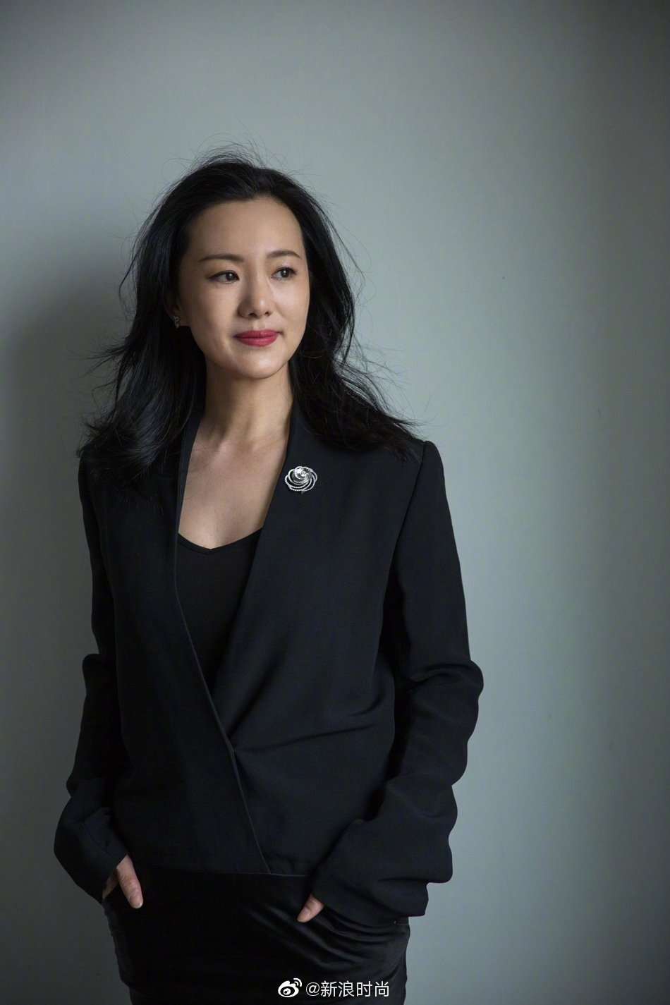 黑色礼服优雅大气魅力尽显|咏梅|礼服|北京大学生电影节_新浪新闻