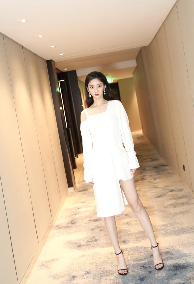 那么小伙伴们觉得戚砚笛的这个搭配造型看上去显得如何呢?
