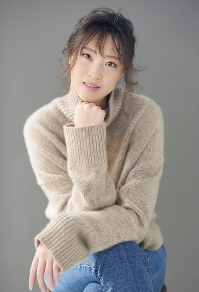 惠若琪暖冬写真,脱下运动装换上毛衣女人味爆棚,这脚也太好看了