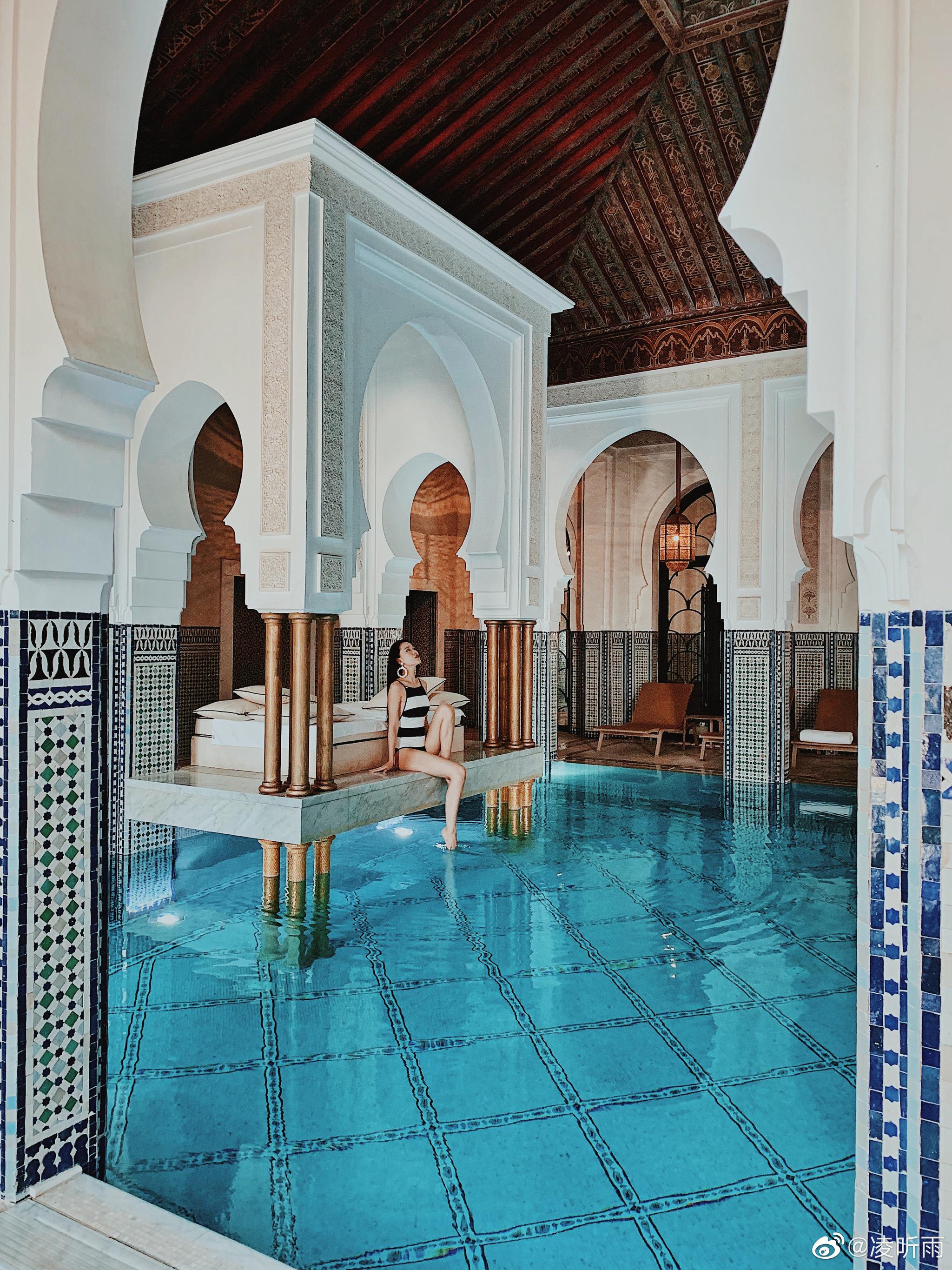 之前去摩洛哥的时候特别庆幸带了泳衣因为这家酒店的泳池简直是i