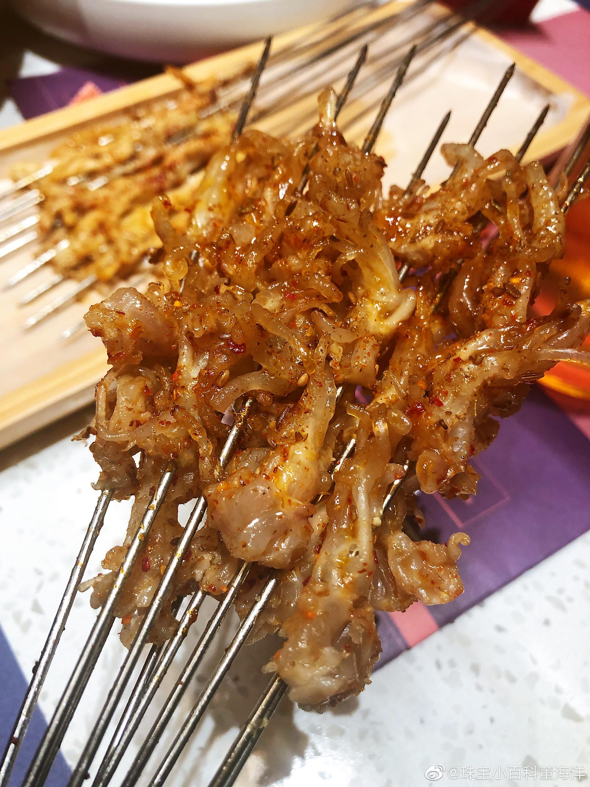 而且好多在北京没吃过的烧烤种类,羊筋牛筋猪皮筋各种筋,三分熟七分熟