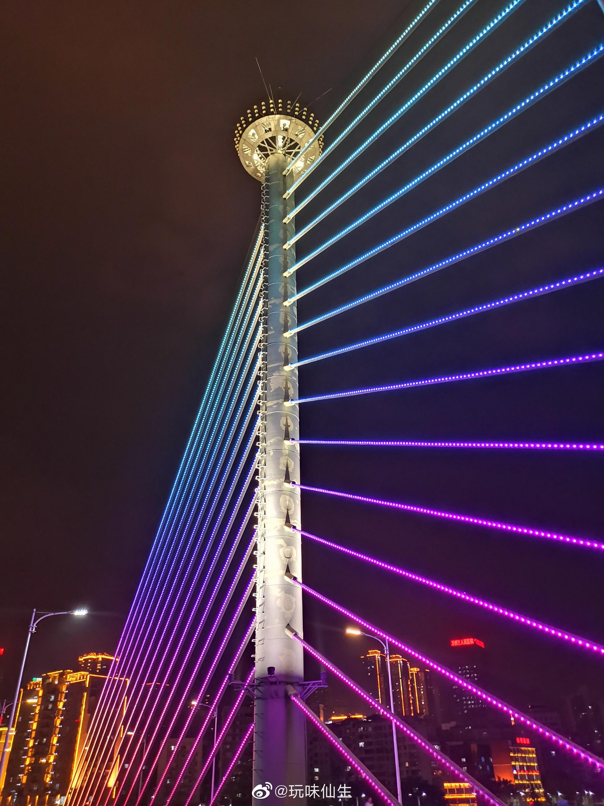 一个人漫步在万州万安大桥上这种感觉很爽!