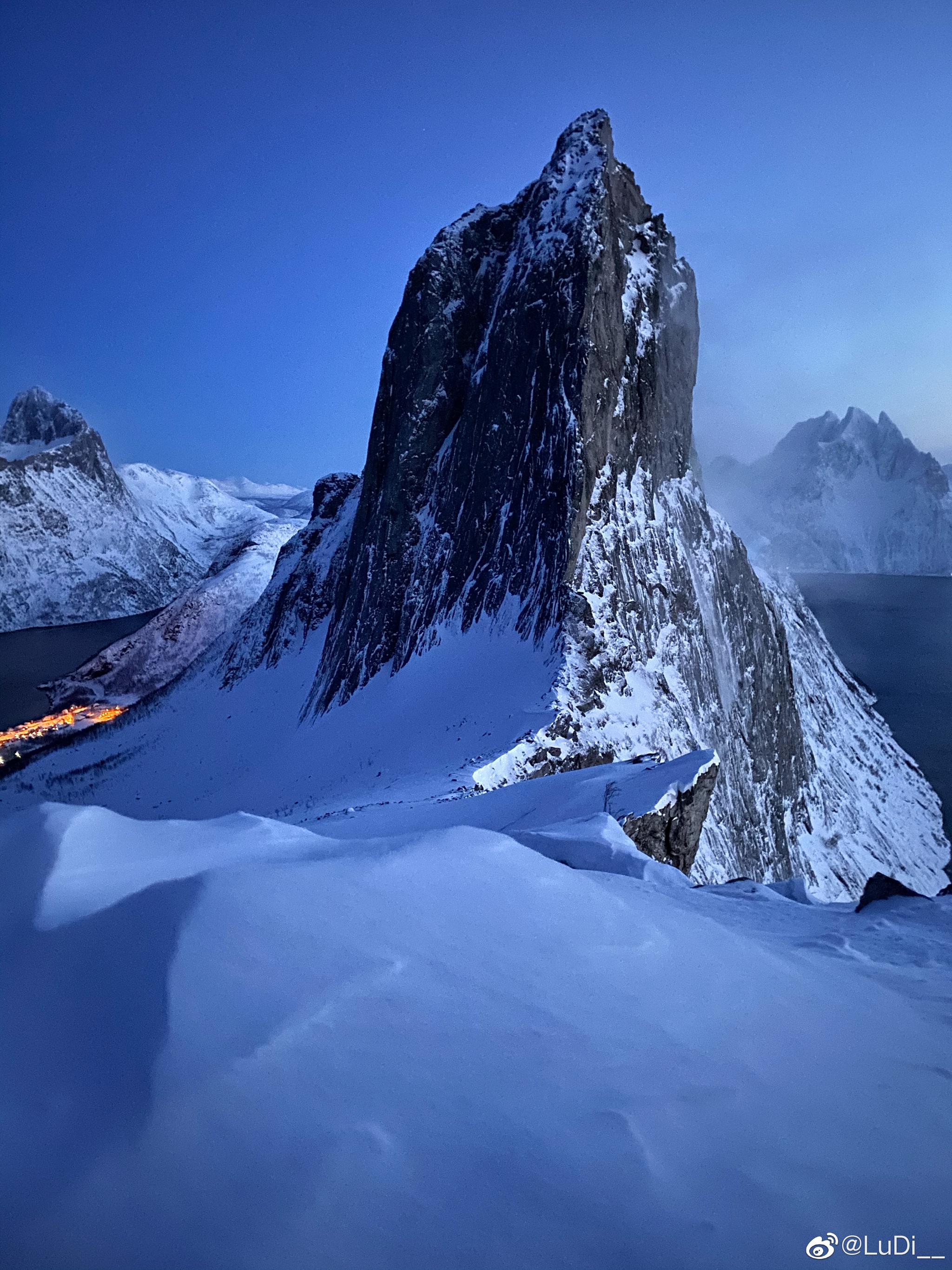 这是一场冰雪风暴的狂欢,暗夜的神秘景色