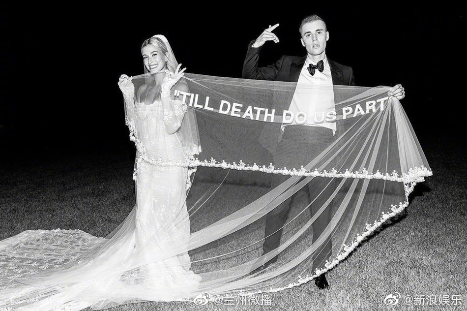 24日,有网友晒出一组比伯@justinbieber 与海莉的婚礼现场照