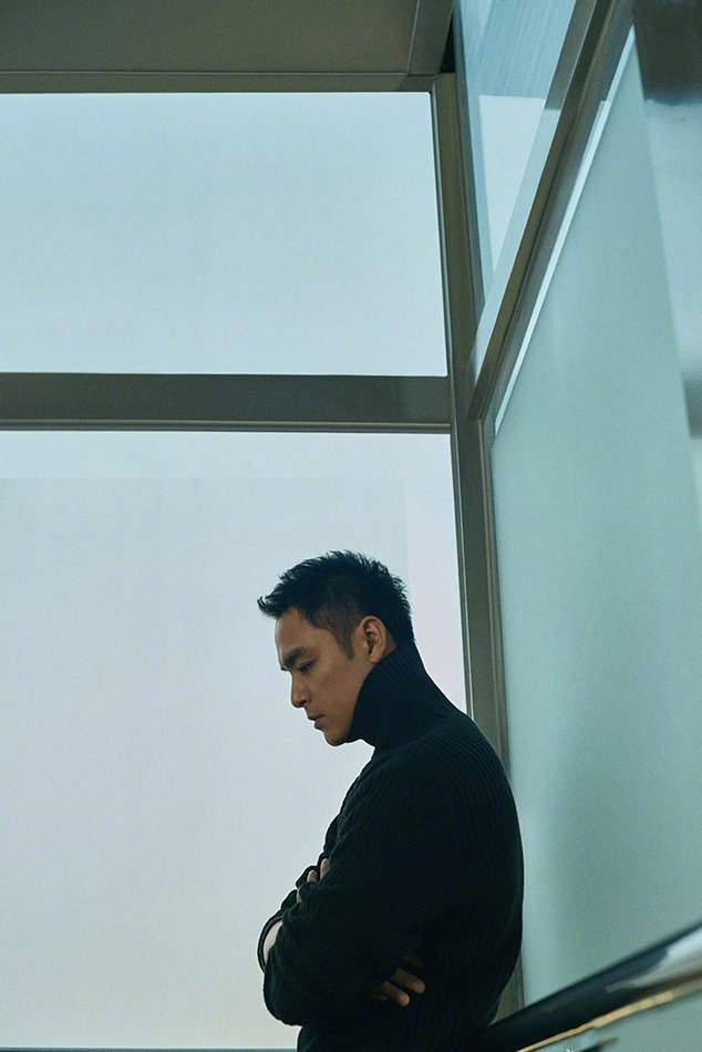 明道金属无框眼镜搭配简洁利落的短发,彰显精英绅士品格.