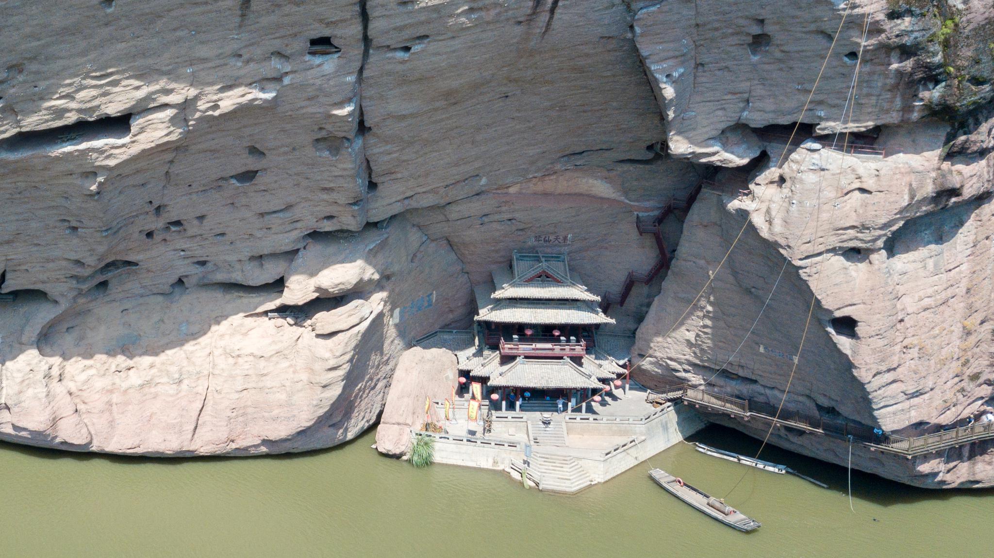 江西龙虎山崖墓数以百计,官方悬赏100万,只为解开千古悬棺之谜