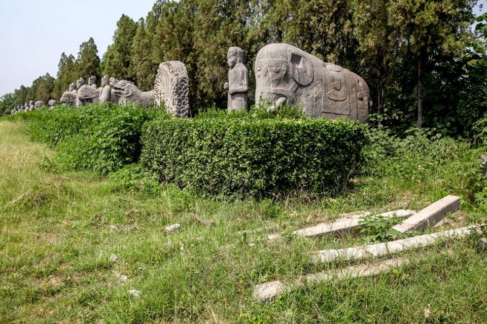 10年前的北宋皇陵:石像生站在草丛中,共有宋朝陵墓近千座