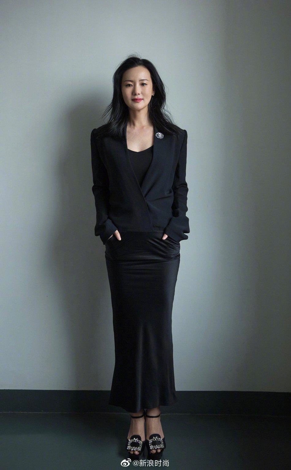 黑色礼服优雅大气魅力尽显|咏梅|礼服|北京大学生电影节_新浪新闻