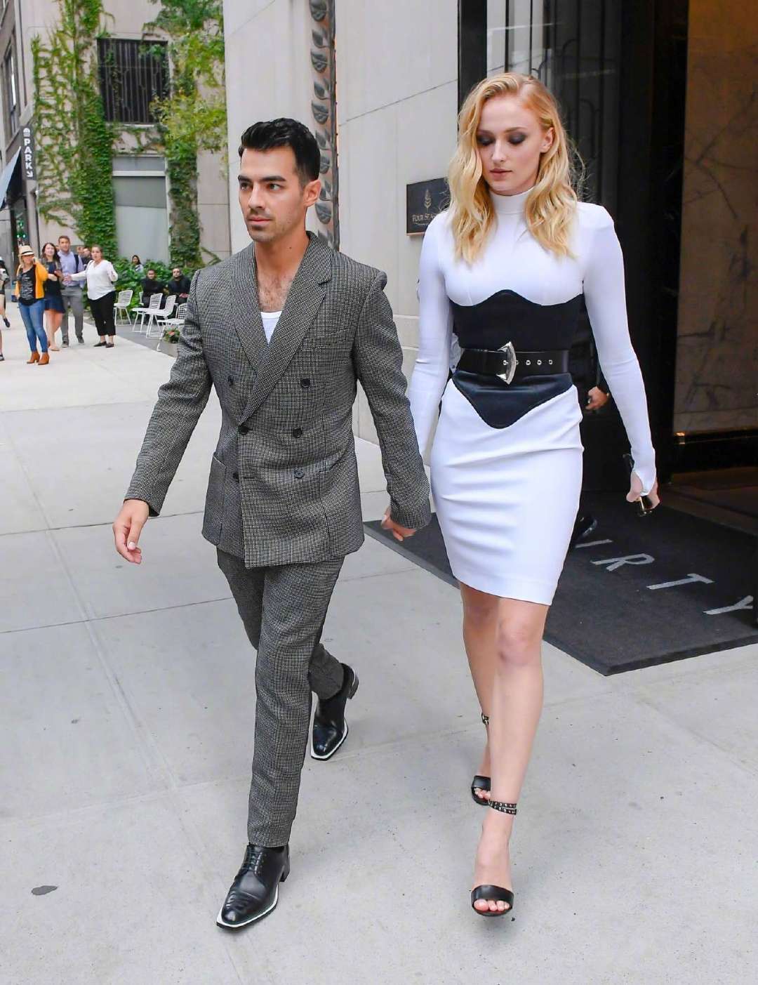 当地时间8月26日,前往出席2019年的 joe jonas和妻子sophie turner