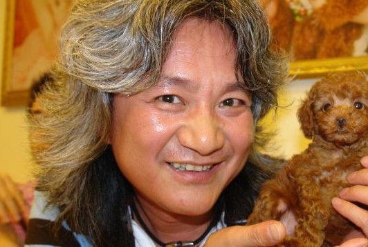 又嫁给了北京舞蹈学院的教师高度,婚后傅艺伟还为高夫生下一个儿子,但