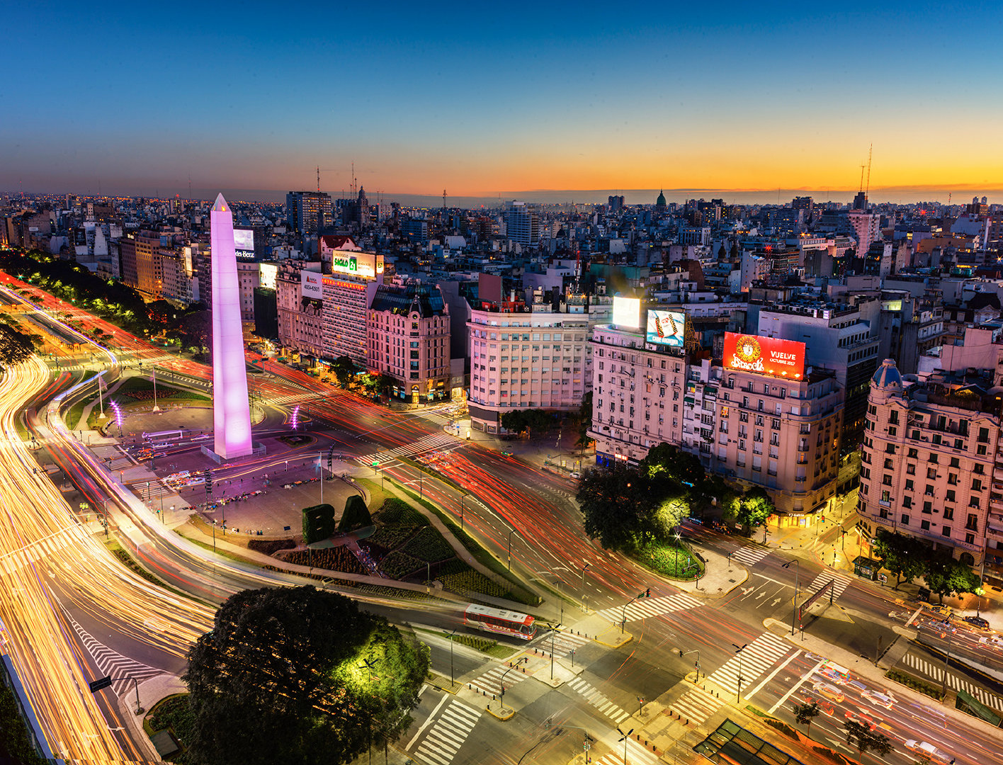 这幅赠送给阿根廷驻华大使馆的"布宜诺斯艾利斯方尖碑夜景"照片