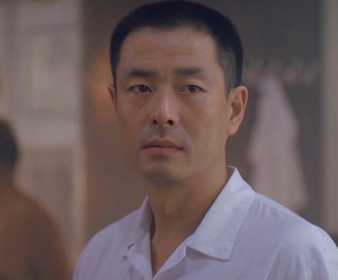 而年轻时候的濮存昕颜值超级能打,演技更是吊打当今的演艺圈的流量和