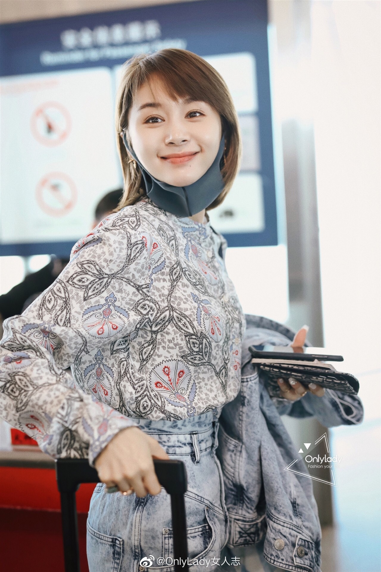 王子文oli 身着私服现身机场,印花长袖衬衫搭配浅蓝牛仔短裙