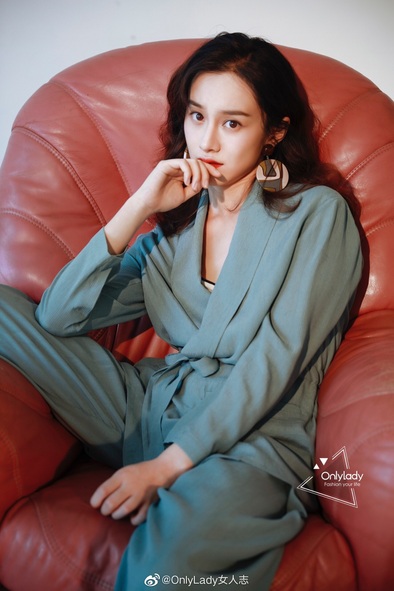 演员陆妍淇发布最新夏日写真