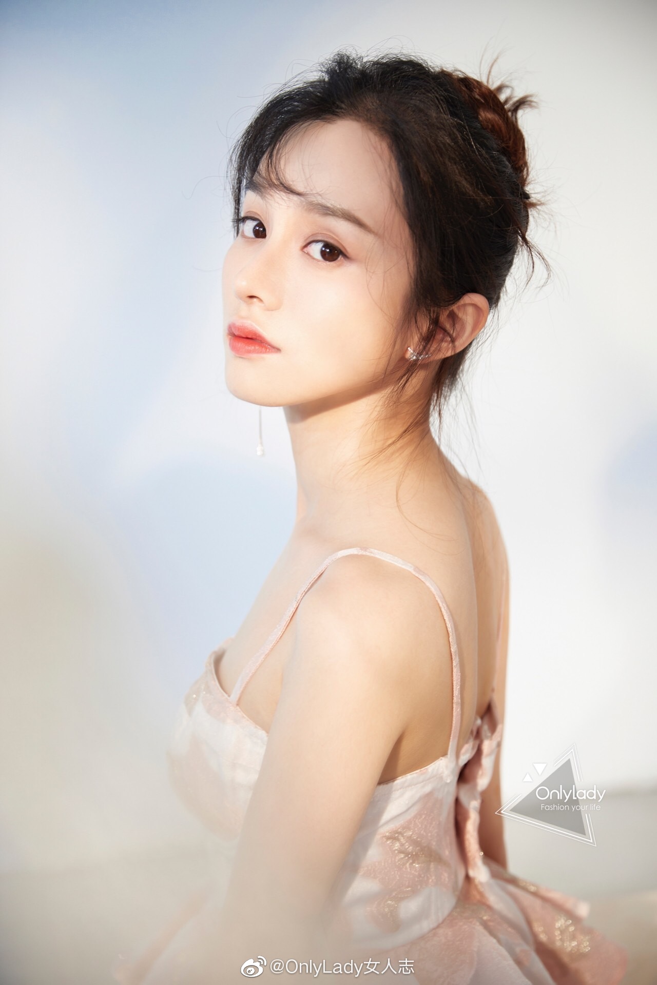 演员陆妍淇发布最新夏日写真