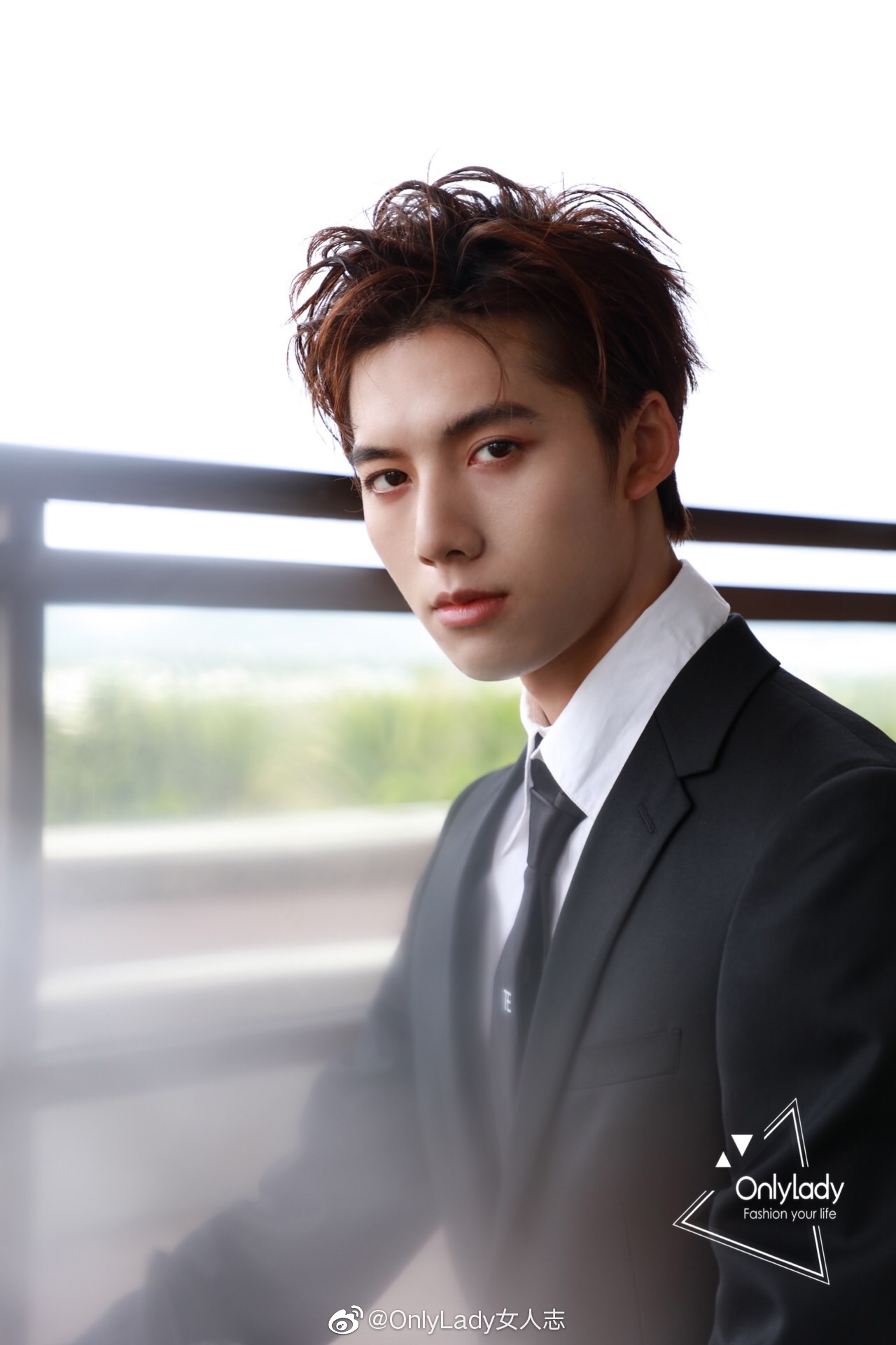 1 / 4 @邓超元aaron 亮相 开幕式红毯,身穿黑色经典西装,内搭简约白色