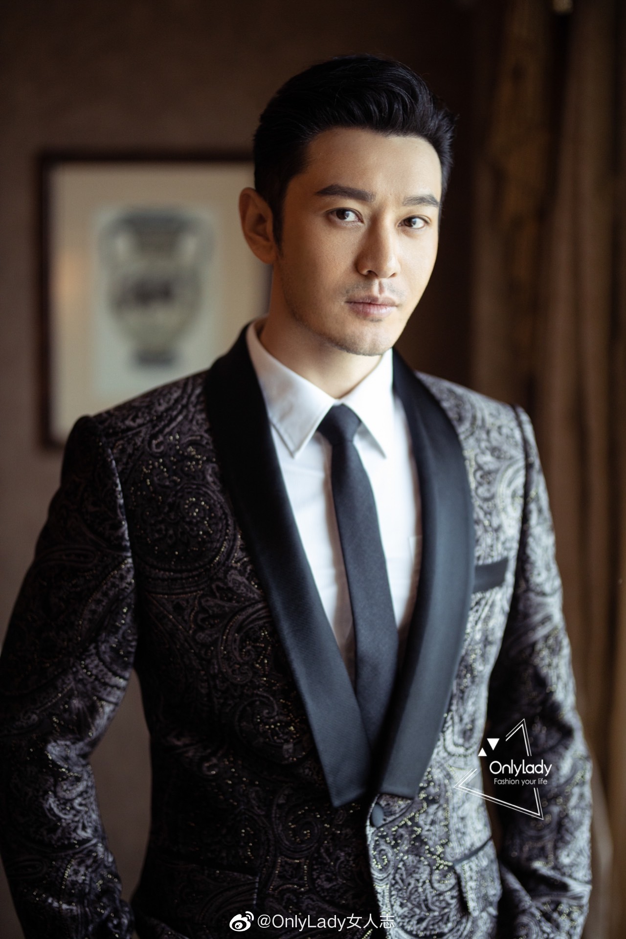 演员@黄晓明 身着星辰刺绣西装亮相粤港澳大湾区电影行业大会暨电影之