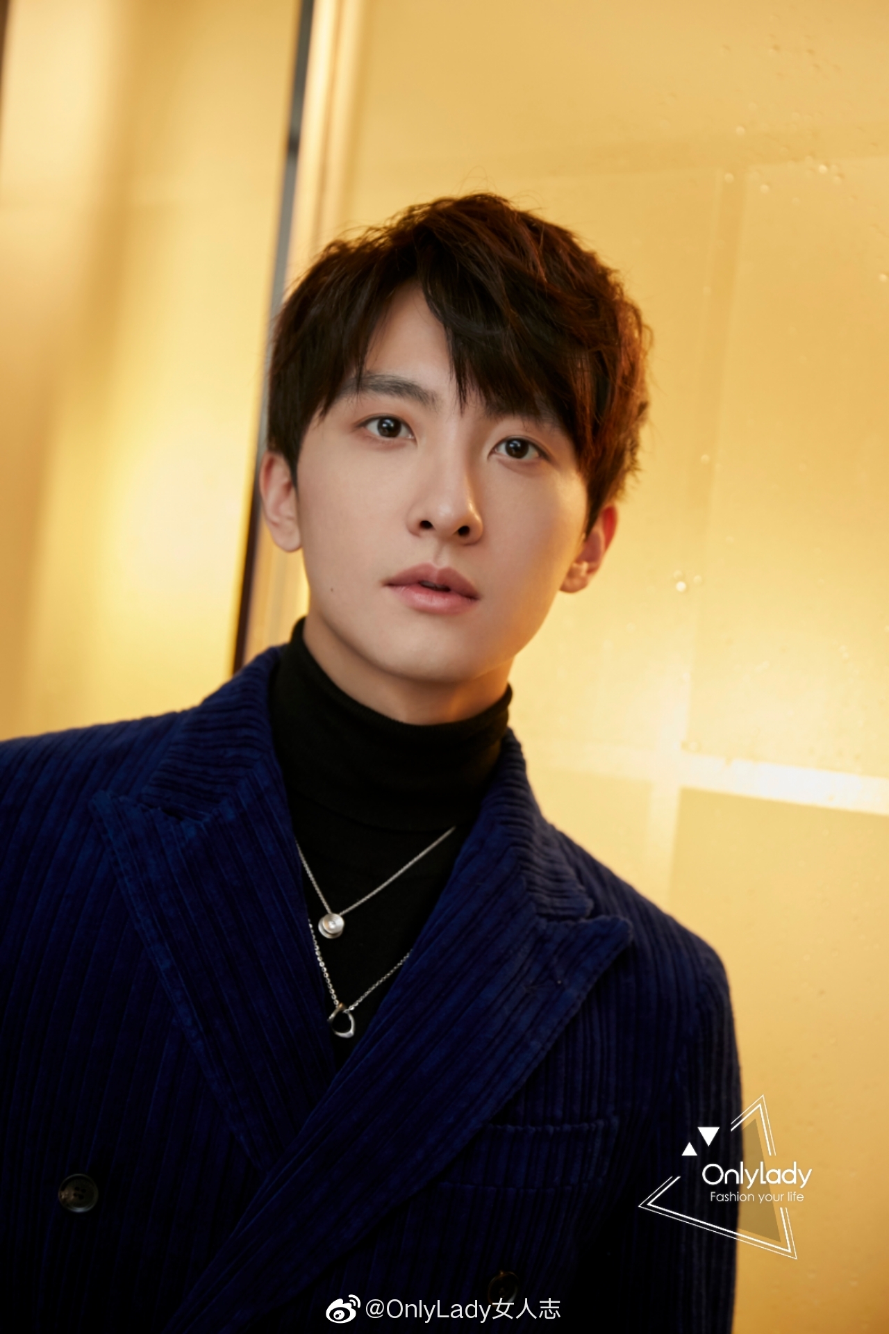 演员@牛骏峰 受邀出席时尚活动,穿着深蓝色丝绒质感西装