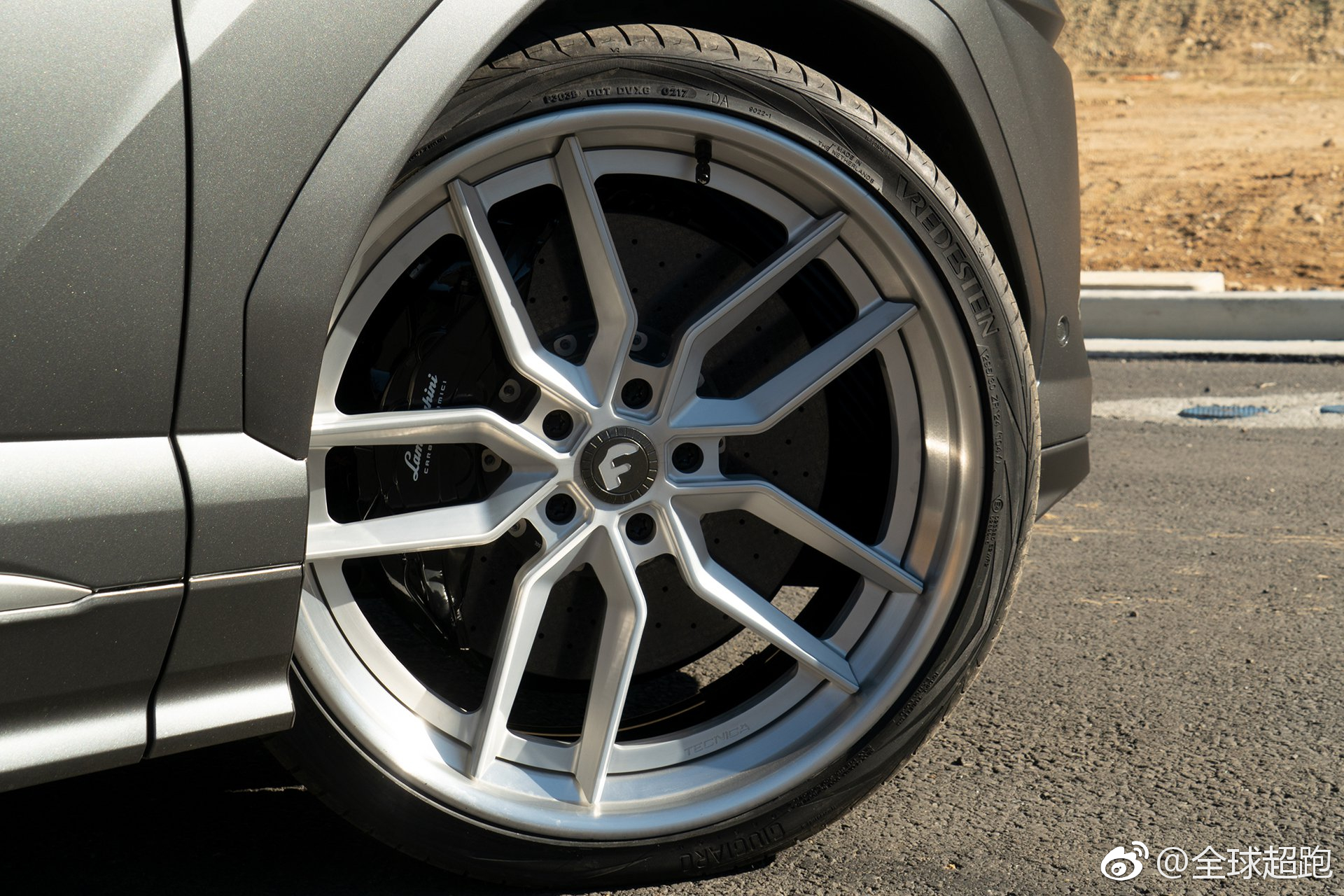 如果不说,你不一定能看出,这台换装了forgiato的24英寸轮毂