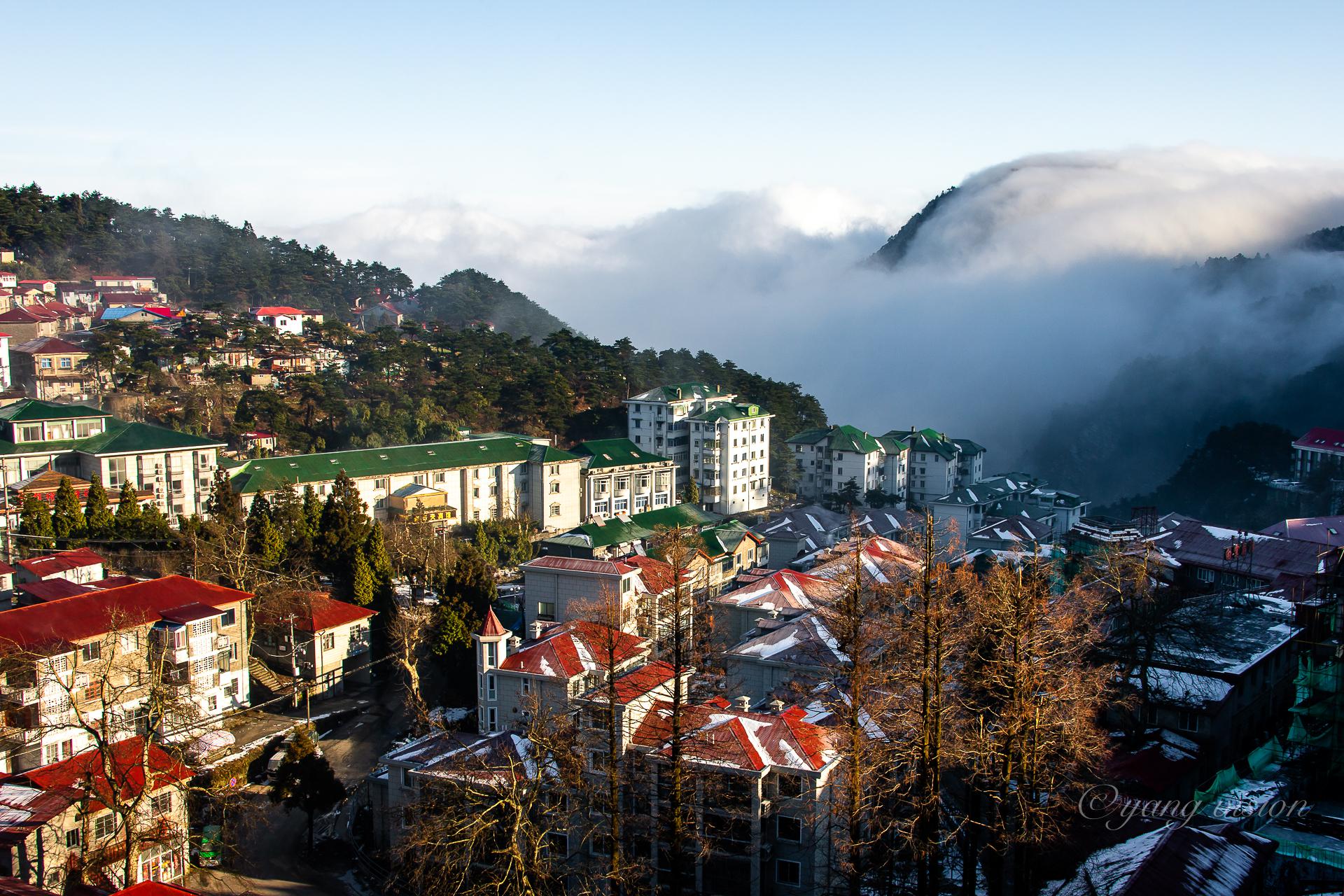 庐山牯岭镇雪霁云海