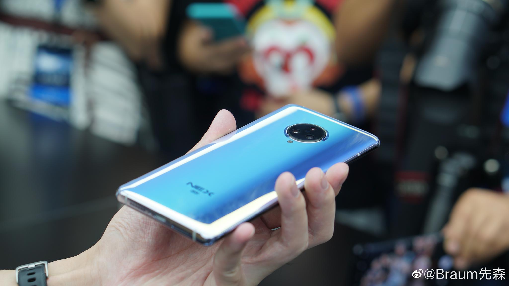 冲到体验区拍vivo nex 3真机图赏,颜值怎么样?__财经头条
